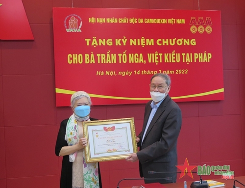 Trao Kỷ niệm chương “Vì nạn nhân chất độc da cam” tặng bà Trần Tố Nga